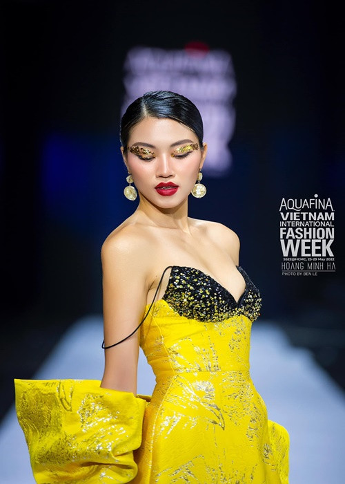 Người đẹp trả lời: "Nếu có cơ hội trở thành hoa hậu, tôi mong muốn có nhiều thời gian để quan tâm đến sức khỏe và thể thao học đường. Tôi tin rằng thời đại ngày nay, chúng ta không chỉ quan tâm đến kiến thức mà còn phải quan tâm đến sức khỏe, để các em có tinh thần rèn luyện thể chất và thay đổi được ngoại hình, vóc dáng".