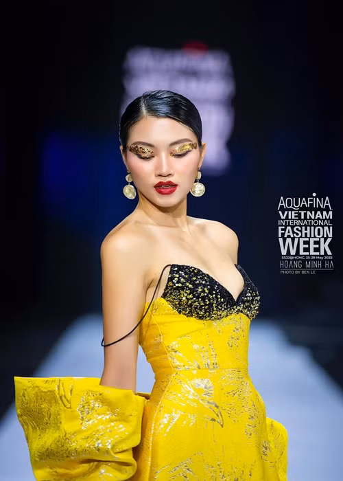 Người đẹp trả lời: "Nếu có cơ hội trở thành hoa hậu, tôi mong muốn có nhiều thời gian để quan tâm đến sức khỏe và thể thao học đường. Tôi tin rằng thời đại ngày nay, chúng ta không chỉ quan tâm đến kiến thức mà còn phải quan tâm đến sức khỏe, để các em có tinh thần rèn luyện thể chất và thay đổi được ngoại hình, vóc dáng".