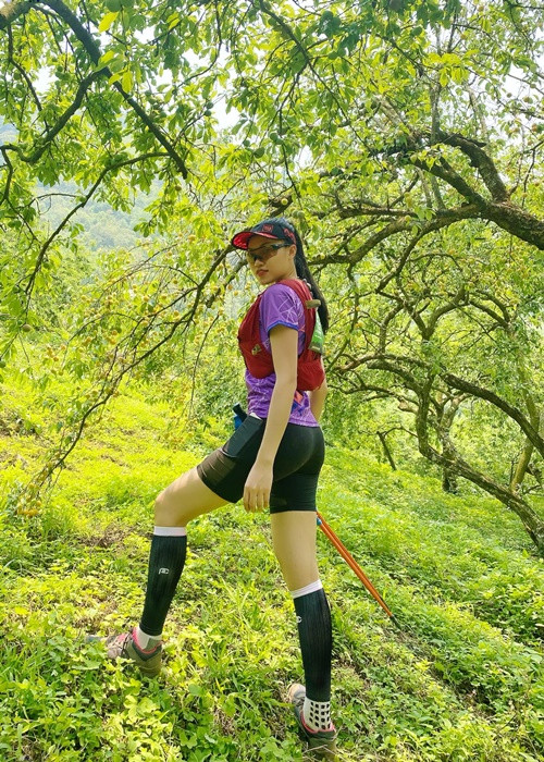 Chân dài sinh năm 1995 chia sẻ, ngay từ khi còn nhỏ, mẹ cô đã rất biết chú trọng đến ngoại hình và sức khỏe của Thu Thủy nên cho cô tiếp xúc với thể thao từ rất sớm.