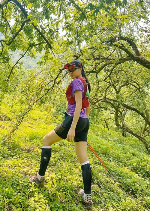 Chân dài sinh năm 1995 chia sẻ, ngay từ khi còn nhỏ, mẹ cô đã rất biết chú trọng đến ngoại hình và sức khỏe của Thu Thủy nên cho cô tiếp xúc với thể thao từ rất sớm.