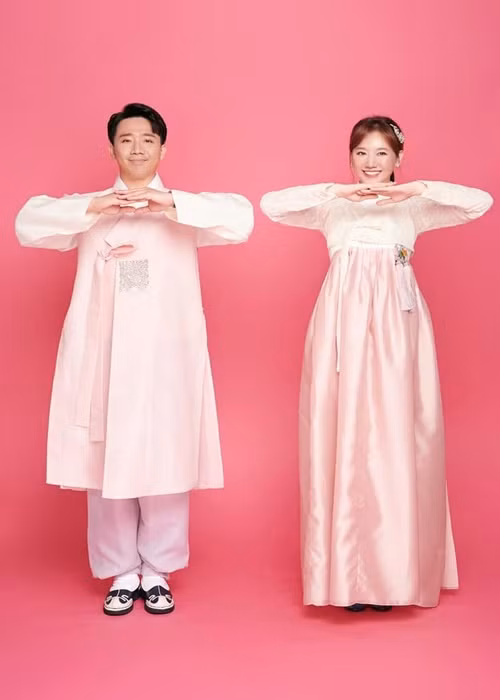 Nam MC còn khoe ảnh cùng Hari Won diện trang phục truyền thống Hàn Quốc.