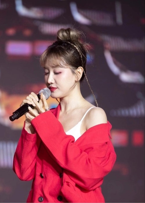 Bà xã Trấn Thành vẫn miệt mài làm việc dù bị liệt nửa mặt bởi không thể thay đổi lịch trình làm việc đã định sẵn.