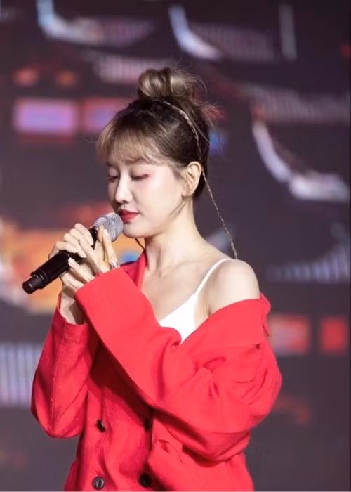 Bà xã Trấn Thành vẫn miệt mài làm việc dù bị liệt nửa mặt bởi không thể thay đổi lịch trình làm việc đã định sẵn.