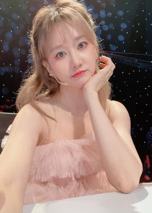 Nữ ca sĩ cảm thấy mình đẹp nhất khi cười nhưng lại không cười tươi được nữa vì vậy cô từng rất tủi thân.