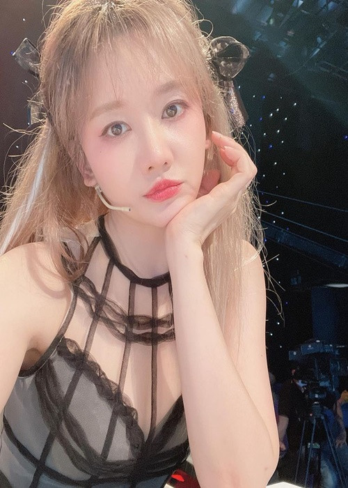 Trên trang cá nhân, Hari Won vừa khoe loạt ảnh trẻ trung, gợi cảm ở hậu trường một chương trình. Đi kèm với đó, bà xã Trấn Thành viết status "thả thính": "Mong ai đó nhớ em".