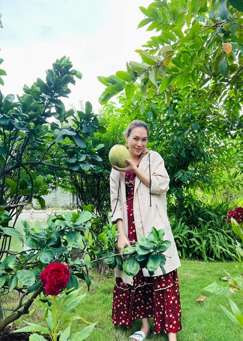 Mới đây, trên trang fanpage, Mỹ Tâm đăng tải loạt ảnh đời thường. Nữ ca sĩ diện chiếc váy suông dài và khoác áo mỏng bên ngoài. Ảnh: FBNV