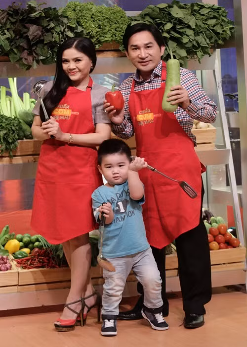 Khi rảnh rỗi, Kim Tử Long trò chuyện với người quen, gọi hỏi thăm bạn bè hoặc xem phim. Ảnh: Vietnamnet