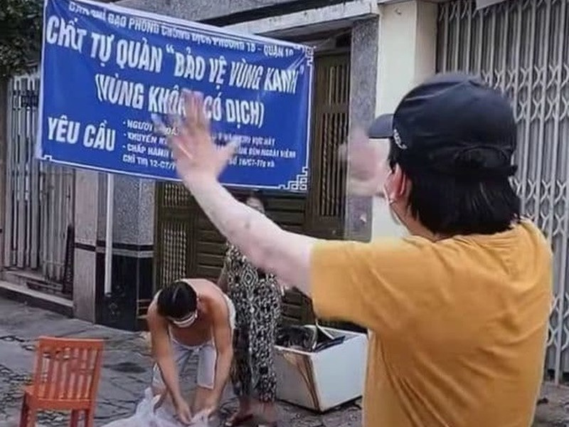 Kim Tử Long chia sẻ, anh từng có cảm giác tổn thương khi những đoạn clip từ thiện, phát cơm bị mang ra nói rằng cố tình đánh bóng tên tuổi. "Ông hoàng cải lương" giải thích lý do đăng tải hình ảnh đi làm từ thiện lên mạng xã hội là vì muốn lan tỏa lòng yêu thương. Ảnh: Công lý và xã hội