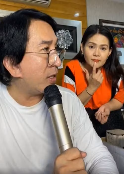 Ngoài kinh doanh nhà hàng, Kim Tử Long còn livestream bán hàng. Ảnh: Dân Trí