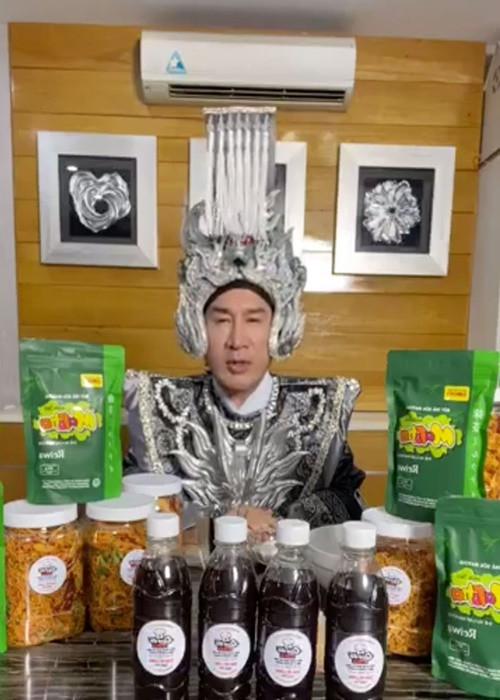 Khi livestream, "ông hoàng cải lương" thi thoảng mặc trang phục diễn, trổ tài ca hát. Ảnh: Tiền Phong