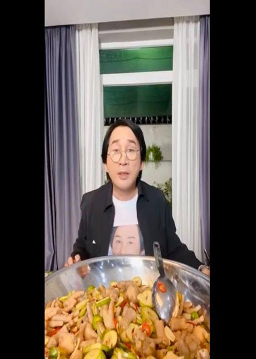 Thi thoảng, Kim Tử Long livestream nấu ăn. Ảnh: Người lao động