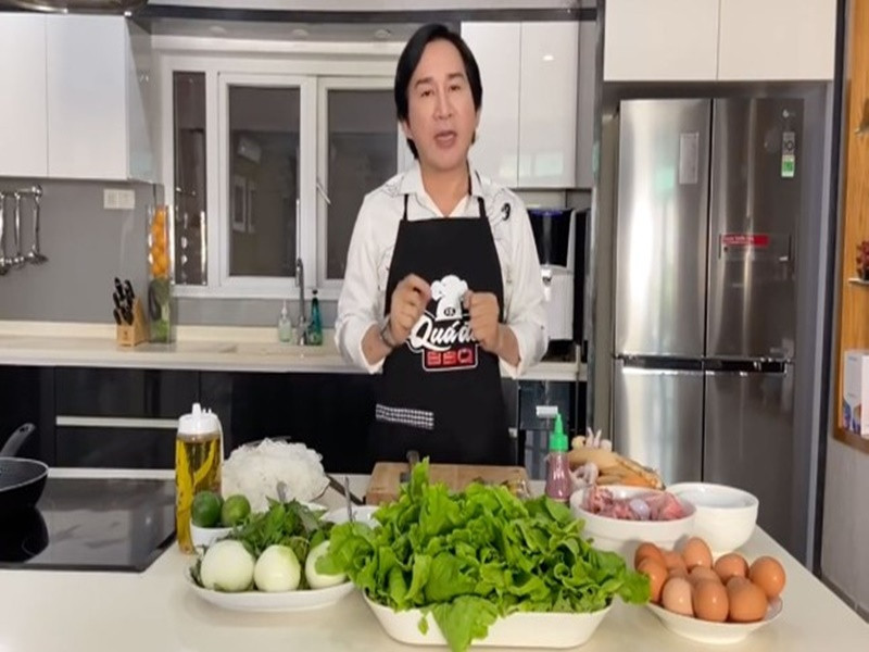 Chia sẻ trên Vietnamnet, Kim Tử Long cho biết cuộc sống hàng ngày của anh thường bắt đầu buổi sáng bằng việc vào bếp làm những món như: mì Thái, bún xào, ốp la, cá hộp,... cho các con. Đến bữa trưa, anh lại nấu các món đơn giản như cá kho, gà chiên. Ảnh: Tiền Phong