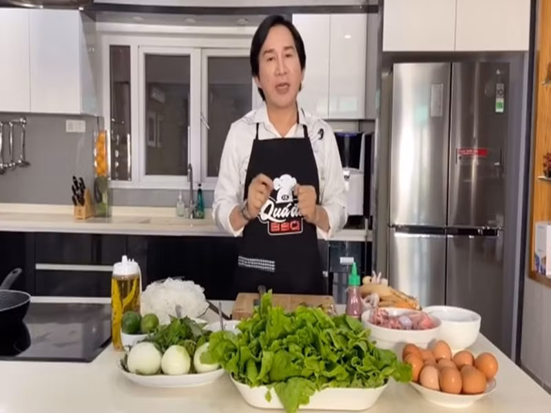 Chia sẻ trên Vietnamnet, Kim Tử Long cho biết cuộc sống hàng ngày của anh thường bắt đầu buổi sáng bằng việc vào bếp làm những món như: mì Thái, bún xào, ốp la, cá hộp,... cho các con. Đến bữa trưa, anh lại nấu các món đơn giản như cá kho, gà chiên. Ảnh: Tiền Phong