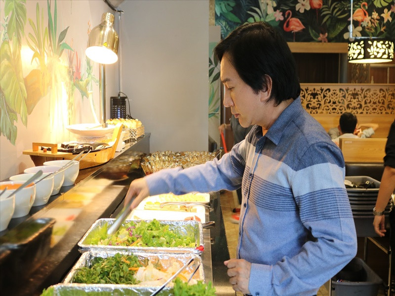 Trong cuộc phỏng vấn với Lao động năm 2020, Kim Tử Long cho biết, khi mở nhà hàng, dù là một nghệ sĩ, anh vẫn đi đến từng bàn để phục vụ khách, chào hỏi và cảm ơn khách. Ảnh: Lao động