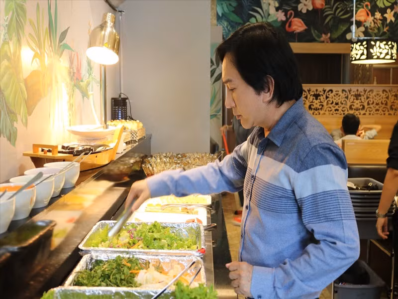 Trong cuộc phỏng vấn với Lao động năm 2020, Kim Tử Long cho biết, khi mở nhà hàng, dù là một nghệ sĩ, anh vẫn đi đến từng bàn để phục vụ khách, chào hỏi và cảm ơn khách. Ảnh: Lao động