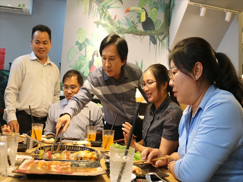 Nghệ sĩ Kim Tử Long kinh doanh nhà hàng đúng vào mùa dịch. Anh tâm niệm với tên tuổi của mình, nhà hàng sẽ rất đông khách. Tuy nhiên, thực tế không như nghệ sĩ cải lương này nghĩ. Sau 3 tháng, nhà hàng của Kim Tử Long bị thua lỗ. Sau đó, Kim Tử Long đã phải nhờ Việt Hương livestream để quảng bá nhà hàng. Thế nhưng, khoảng thời gian đông khách cũng chỉ kéo dài vài tháng, sau đó lại ế ẩm. Anh kể, trong suốt khoảng thời gian cầm cự nhà hàng, anh đã lỗ 400 triệu. Chỉ đến khi sau dịch, việc kinh doanh của Kim Tử Long mới phát triển. Ảnh: Lao động