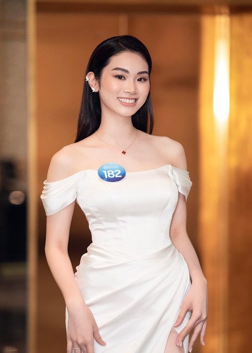 Nguyễn Thùy Linh đang được nhiều khán giả đặt kỳ vọng sẽ đăng quang Miss World Vietnam 2022 - Hoa hậu Thế giới Việt Nam 2022. Cô gái này sinh năm 2000, có chiều cao 1m74, số đo ba vòng 85-62-90cm. Thùy Linh vừa tốt nghiệp loại giỏi của Học viện Ngoại giao, khoa Truyền thông và Văn hoá đối ngoại. Thùy Linh thông thạo tiếng Anh và giao tiếp tốt tiếng Pháp, có chứng chỉ IELTS 7.0, bằng tiếng Pháp DELF A2. Thí sinh này vào thẳng top 20 Miss World Vietnam 2022 nhờ giành giải Người đẹp bản lĩnh. Ngoài ra, Thùy Linh còn lọt top 5 Người đẹp thời trang, Top 5 Người đẹp du lịch, top 9 Người đẹp thể thao.