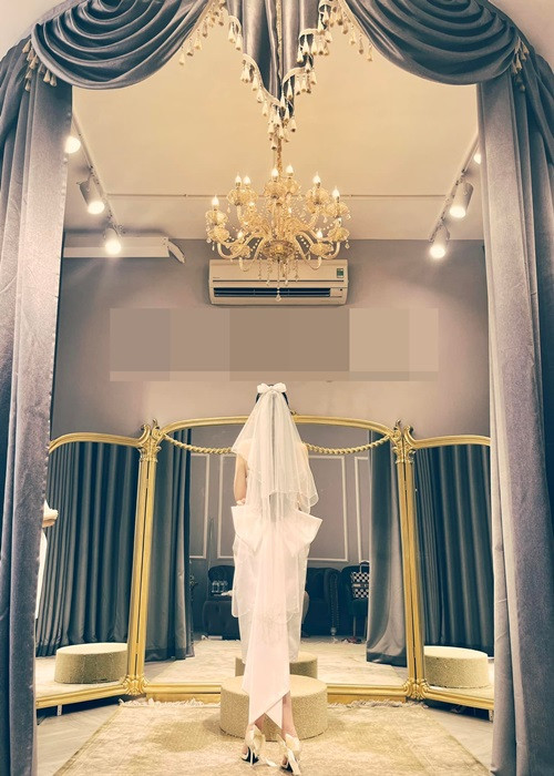 Cách đây không lâu, nam MC đăng tải hình ảnh một cô gái mặc váy cưới. Không khó để nhận ra cô gái là Ngân Anh. Ảnh: FBNV