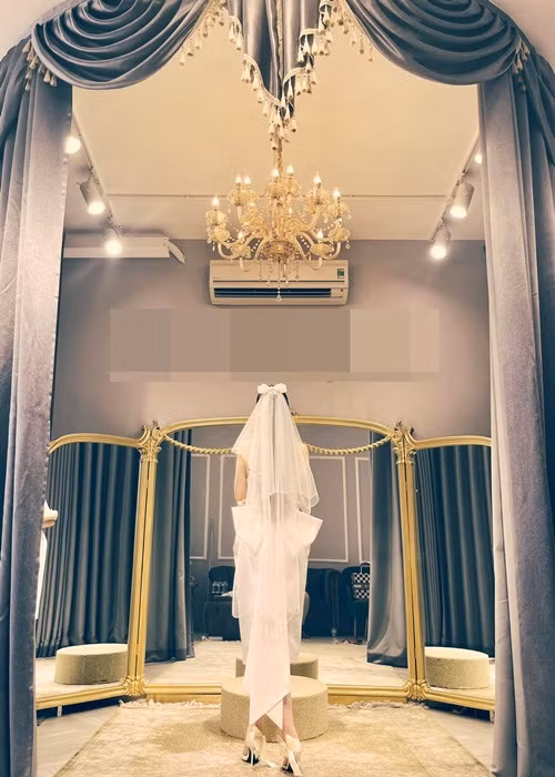 Cách đây không lâu, nam MC đăng tải hình ảnh một cô gái mặc váy cưới. Không khó để nhận ra cô gái là Ngân Anh. Ảnh: FBNV