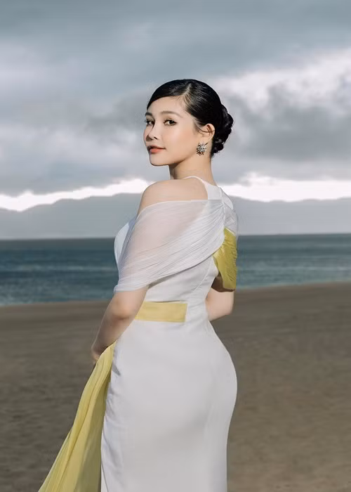 Người đẹp quyết định lập gia đình ở tuổi 27. Ảnh: FBNV