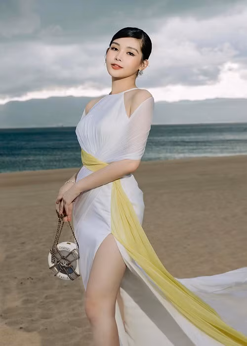 Hồi tháng 7 vừa qua, Ngân Anh chia sẻ trên Dân Trí về chuyện lên xe hoa: "Tôi sẽ kết hôn trong năm nay, đám cưới diễn ra tại TPHCM - nơi có gia đình và những người bạn thân thiết. Hiện tại, tôi chưa thể chia sẻ được nhiều vì công việc quá bận rộn, cũng chưa chọn được ngày cưới cụ thể. Khi nào mọi việc xong xuôi, tôi sẽ chia sẻ tin vui cụ thể hơn". Ảnh: FBNV