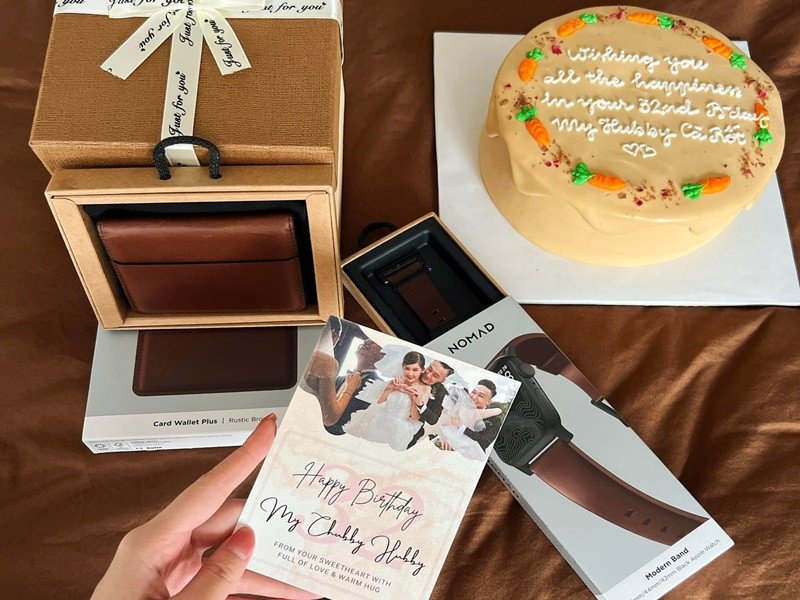 Ngân Anh tặng bánh sinh nhật, các món đồ hiệu cho nửa kia. Ảnh: FBNV