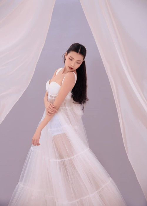 Bà xã Lương Thế Thành khoe dáng gợi cảm trong bộ ảnh đón tuổi 36 hồi tháng 7 vừa qua.