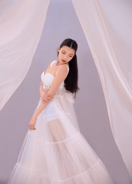 Bà xã Lương Thế Thành khoe dáng gợi cảm trong bộ ảnh đón tuổi 36 hồi tháng 7 vừa qua.