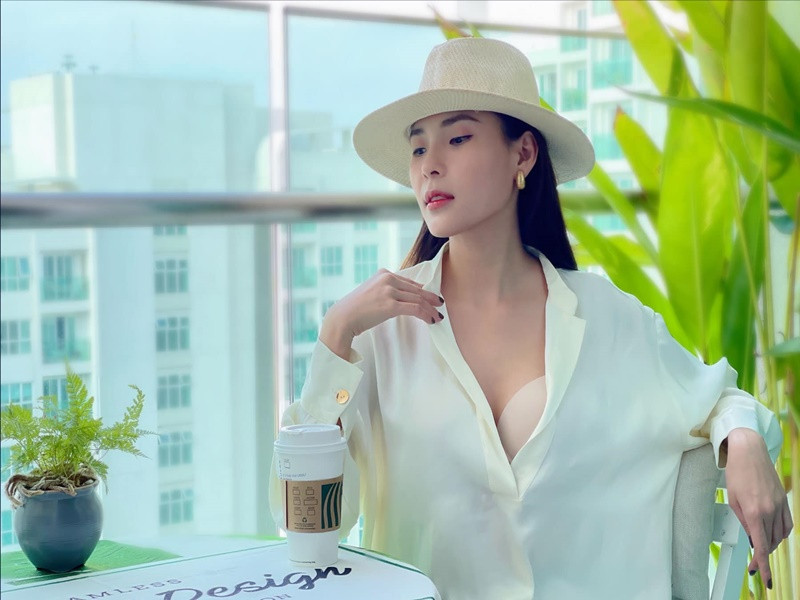 Thúy Diễm chia sẻ: "Anh đi đâu mấy ngày, đóng phim với ai tôi cũng biết. Anh ấy là người đàn ông thật thà, có gì cũng kể cho vợ nghe. Ngược lại, đi quay phim ở tỉnh, tối nào tôi cũng gọi điện kể cho chồng nghe mình ghi hình ra sao, có sự kiện gì".