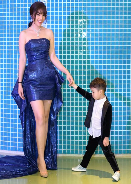 Dương Cẩm Lynh sinh con trai đầu lòng năm 2016. Khi mang bầu, cô tăng đến 25kg. Sau sinh, nữ diễn viên nỗ lực giảm cân. Ảnh: FBNV