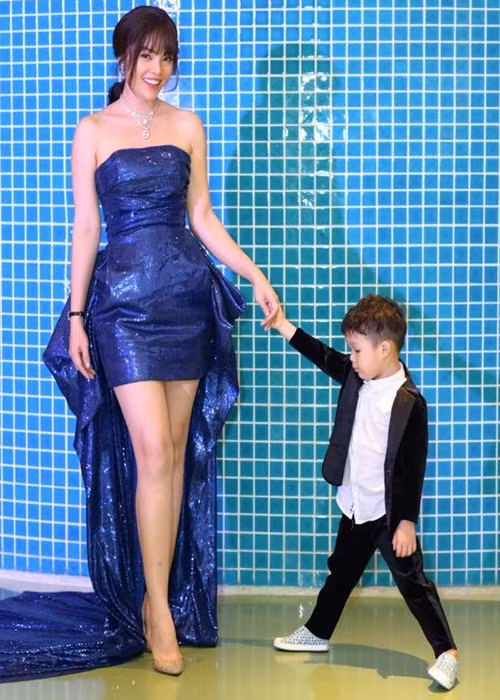 Dương Cẩm Lynh sinh con trai đầu lòng năm 2016. Khi mang bầu, cô tăng đến 25kg. Sau sinh, nữ diễn viên nỗ lực giảm cân. Ảnh: FBNV