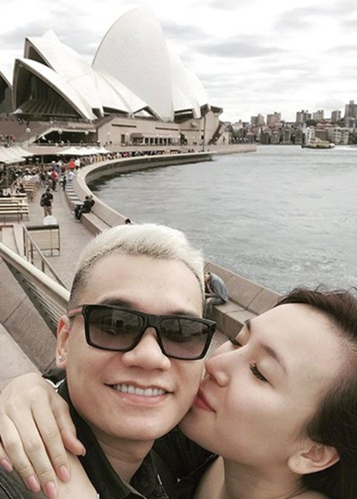 Khắc Việt tỏ ra là ông chồng quốc dân. Nam ca sĩ không ngại nấu ăn, chăm sóc vợ khi cô mang bầu. Ảnh: FBNV