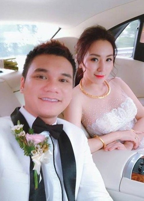Khắc Việt kết hôn với Thảo Bebe vào tháng 4/2018 sau 1 năm hẹn hò. Nam nhạc sĩ từng đặt ra mẫu bạn đời lý tưởng là cô gái ngoan hiền, biết nấu nướng. Tuy nhiên, anh lại chọn kết hôn với Thảo Bebe dù cô không thạo việc nhà. Ảnh: FBNV