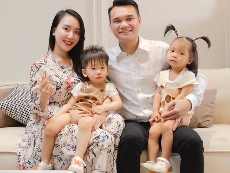 Do đặc thù công việc nên Khắc Việt gần như không có thời gian chăm sóc 2 con, gần như không có kinh nghiệm nấu ăn hay cho 2 bé uống sữa. Khi tham gia chương trình, Khắc Việt dần vượt qua những khó khăn và biết cách nắm bắt tâm lý các con. Ảnh: FBNV