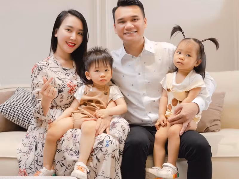 Do đặc thù công việc nên Khắc Việt gần như không có thời gian chăm sóc 2 con, gần như không có kinh nghiệm nấu ăn hay cho 2 bé uống sữa. Khi tham gia chương trình, Khắc Việt dần vượt qua những khó khăn và biết cách nắm bắt tâm lý các con. Ảnh: FBNV