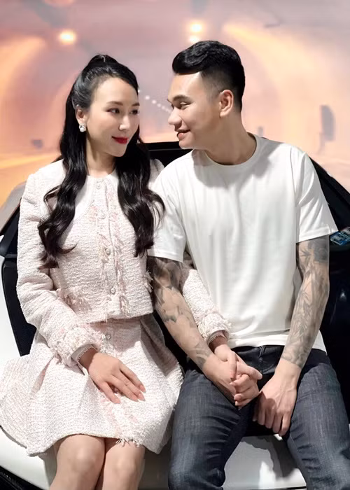 Khắc Việt tự tin có thể hiểu được bà xã đến 90% từ sở thích, thói quen. Ảnh: FBNV