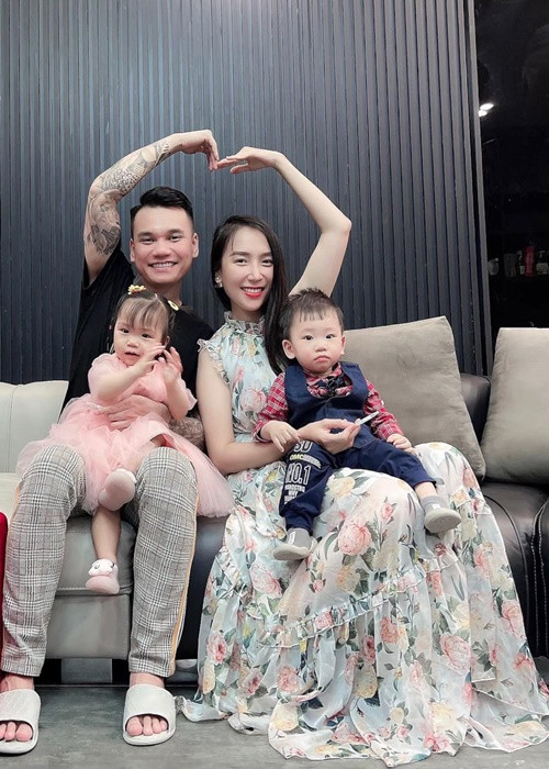 Bà xã Khắc Việt sinh đôi vào tháng 10/2020. Hai nhóc tì nhà nam nhạc sĩ tên Dừa (con trai) và Đu Đủ (con gái). Ảnh: FBNV