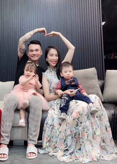 Bà xã Khắc Việt sinh đôi vào tháng 10/2020. Hai nhóc tì nhà nam nhạc sĩ tên Dừa (con trai) và Đu Đủ (con gái). Ảnh: FBNV