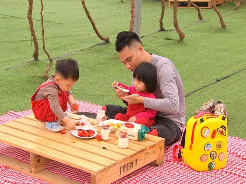 Năm 2022, Khắc Việt cùng hai con tham gia chương trình Mẹ vắng nhà ba là siêu nhân. Ảnh: Yan