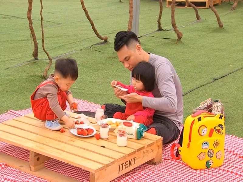 Năm 2022, Khắc Việt cùng hai con tham gia chương trình Mẹ vắng nhà ba là siêu nhân. Ảnh: Yan