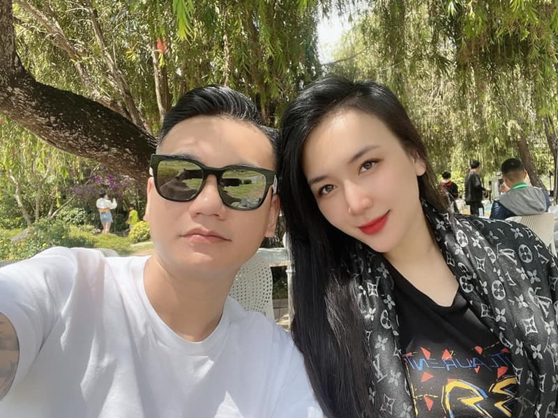 Khắc Việt chia sẻ với Dân trí, mỗi dịp lễ đặc biệt, ngoài những món quà vật chất thì không thể thiếu một bó hoa hồng đỏ tượng trưng cho tình yêu mãnh liệt, nồng cháy mà anh dành cho vợ. Ảnh: FBNV