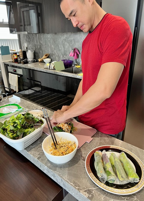 Anh còn vào bếp nấu ăn, rửa bát.