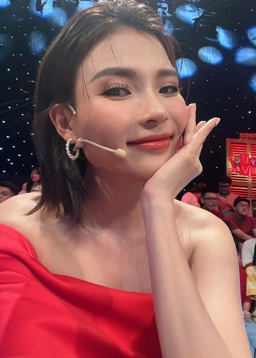 Thúy Diễm và chồng đều có động thái mở lại chức năng bình luận đối với người lạ trên trang cá nhân.