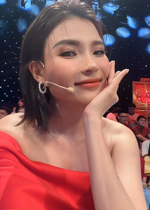 Thúy Diễm và chồng đều có động thái mở lại chức năng bình luận đối với người lạ trên trang cá nhân.