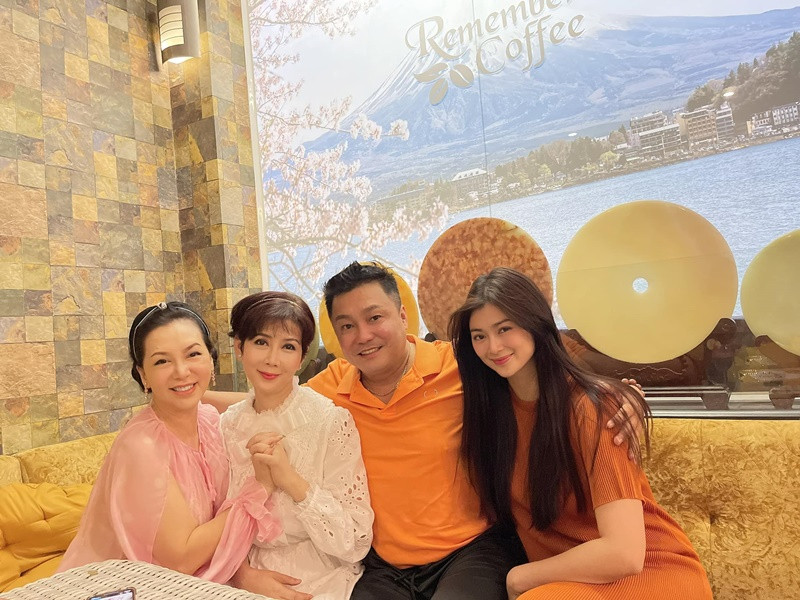 Gần đây, Diễm Hương (áo trắng) từ Mỹ về Việt Nam. Trong một tháng về nước, cô dành thời gian gặp gỡ bạn bè. Cuối tuần vừa qua, Diễm Hương trò chuyện cùng Mộng Vân, Lý Hùng và Thanh Trúc. Ảnh: FB Thanh Trúc