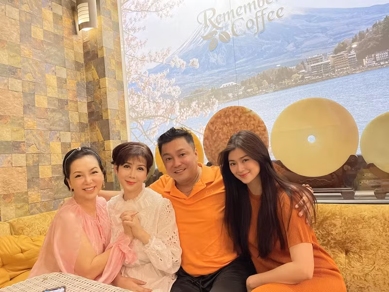 Gần đây, Diễm Hương (áo trắng) từ Mỹ về Việt Nam. Trong một tháng về nước, cô dành thời gian gặp gỡ bạn bè. Cuối tuần vừa qua, Diễm Hương trò chuyện cùng Mộng Vân, Lý Hùng và Thanh Trúc. Ảnh: FB Thanh Trúc