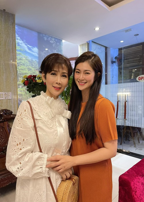 Thanh Trúc chia sẻ trên Vietnamnet về Diễm Hương: "Em luôn mến mộ chị, từ xưa nay vẫn vậy. Ngày xưa khi từ ca sĩ rẽ ngang diễn viên, em luôn lấy chị làm hình mẫu để phấn đấu". Thanh Trúc còn cho biết, cô rất mê vẻ đẹp sắc sảo "làm mưa làm gió" điện ảnh Việt một thời của Mộng Vân. Ảnh: FB Thanh Trúc
