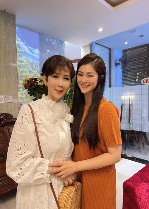 Thanh Trúc chia sẻ trên Vietnamnet về Diễm Hương: "Em luôn mến mộ chị, từ xưa nay vẫn vậy. Ngày xưa khi từ ca sĩ rẽ ngang diễn viên, em luôn lấy chị làm hình mẫu để phấn đấu". Thanh Trúc còn cho biết, cô rất mê vẻ đẹp sắc sảo "làm mưa làm gió" điện ảnh Việt một thời của Mộng Vân. Ảnh: FB Thanh Trúc