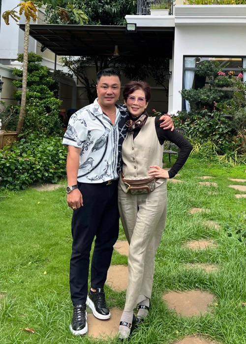 Các nghệ sĩ cùng ăn uống, ca hát, chụp ảnh kỷ niệm từ trưa đến tối. Ảnh: FB Lý Hùng