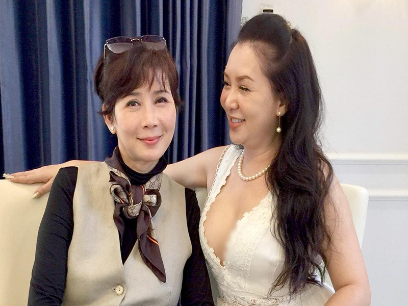 Diễm Hương ăn mặc kín đáo trong khi Mộng Vân diện váy xẻ ngực sâu quyến rũ. Ảnh: Dân Việt